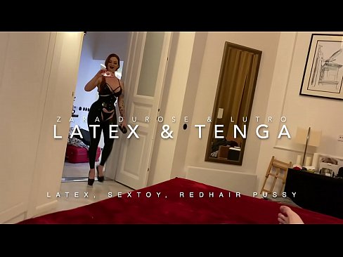 ❤️ Dada wa kambo mwenye kichwa chekundu akiwa amevalia vazi la latex alilobanwa na kaka wa kambo Video ya mkundu ❌