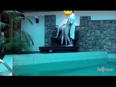 ❤️ Bosi anamwalika kijakazi kwenye bwawa, lakini hakuweza kupinga joto kali Video ya mkundu ❌