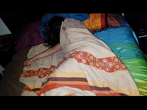 ❤️ Stepson akimtusi mama yake mdogo wa kambo wakati amelala. Video ya mkundu ❌